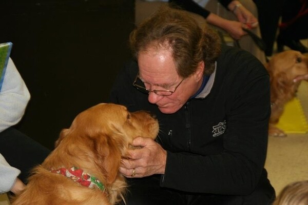 Τα Golden Retrievers παρηγορούν τους κατοίκους του Newtown