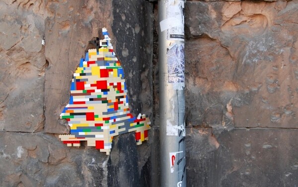 STREET ART: Όταν τα Lego παίρνουν τους δρόμους