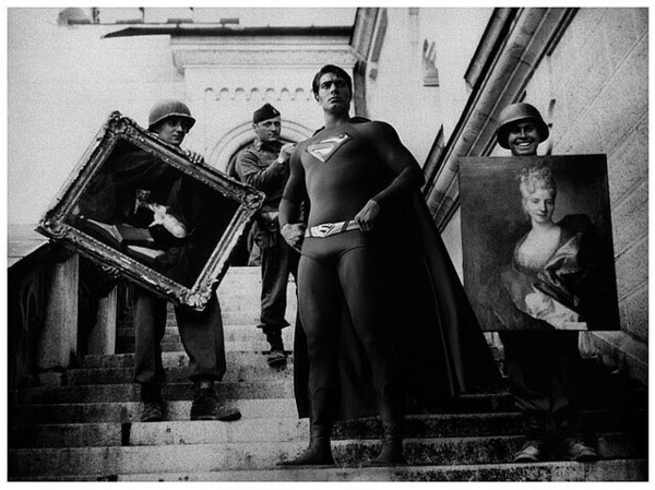 Οι σούπερ ήρωες ξεπροβάλλουν μέσα από ιστορικές φωτογραφίες 