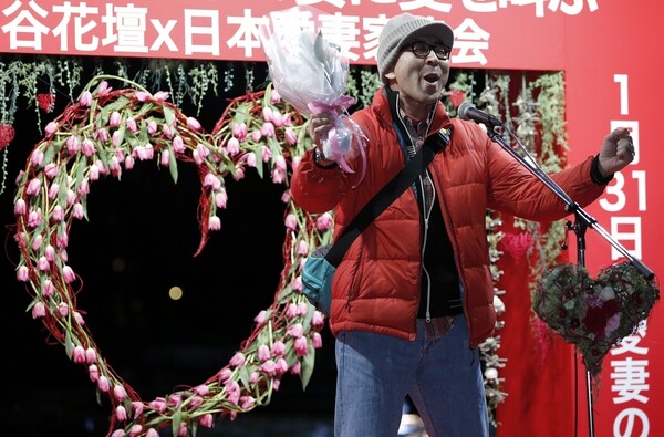 Ιάπωνες ουρλιάζουν δημοσίως επειδή αγαπούν τη σύντροφό τους 