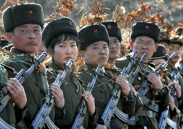Η Βόρεια Κορέα επιδεικνύει την πολεμική μηχανή της