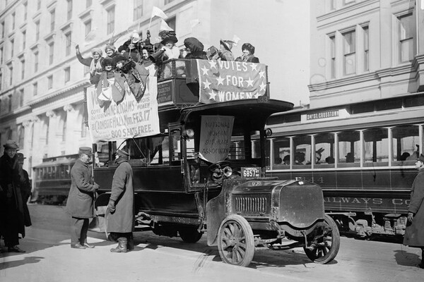 1913: Οι σουφραζέτες παρελαύνουν στην Ουάσινγκτον