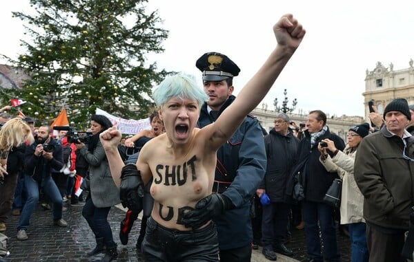 Οι γυμνόστηθες Femen ξάφνιασαν τον Πάπα 