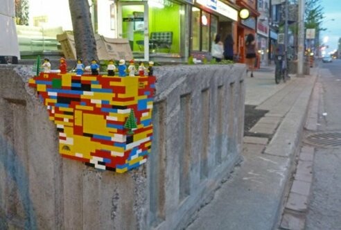 STREET ART: Όταν τα Lego παίρνουν τους δρόμους