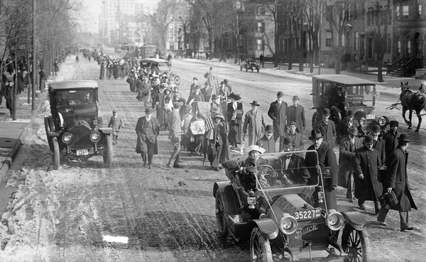 1913: Οι σουφραζέτες παρελαύνουν στην Ουάσινγκτον