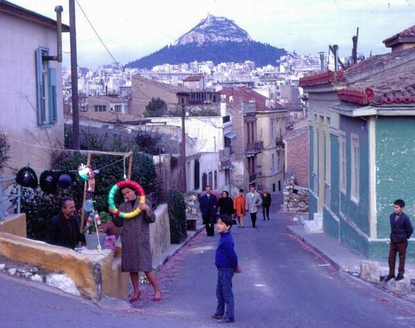 34 έγχρωμες φωτογραφίες της φτωχής Αθήνας του 1968-1970