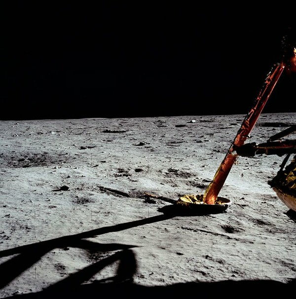 Οι πρώτες φωτογραφίες του ανθρώπου στο φεγγάρι