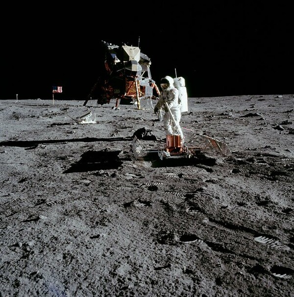 Οι πρώτες φωτογραφίες του ανθρώπου στο φεγγάρι