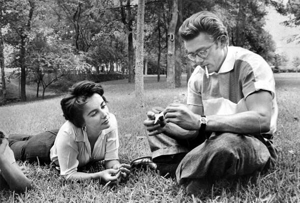 Elizabeth Taylor και James Dean: Ονειροπολώντας στο πάρκο.. (1955)