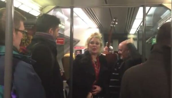 Η *σούπερ μεθυσμένη* Κιμ Γουάιλντ τραγουδάει σε βαγόνι του μετρό!