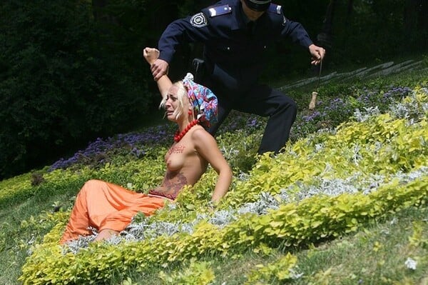 Οι γυμνές διαμαρτυρίες των FEMEN