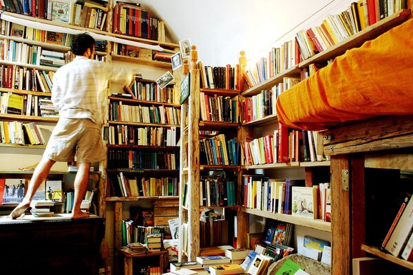 Μια συνέντευξη με τον πιο ενδιαφέροντα βιβλιοπώλη του πλανήτη - που εδρεύει στην Σαντορίνη