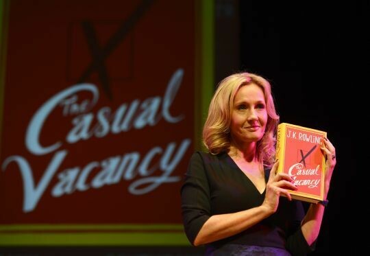 Τι γράφουν οι κριτικές για το "ενήλικο" βιβλίο της J. K. Rowling