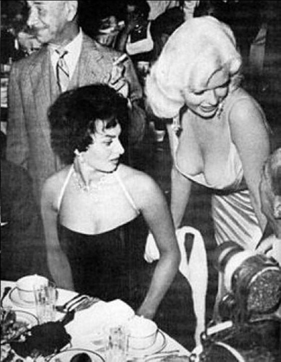 Jayne Mansfield - Sophia Loren: Το πρώτο δημόσιο nip slip στην ιστορία του Hollywood (1957)