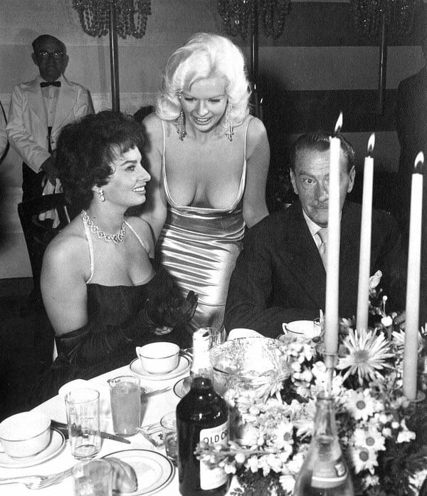 Jayne Mansfield - Sophia Loren: Το πρώτο δημόσιο nip slip στην ιστορία του Hollywood (1957)