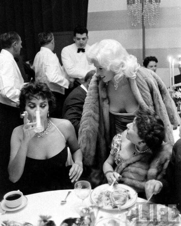 Jayne Mansfield - Sophia Loren: Το πρώτο δημόσιο nip slip στην ιστορία του Hollywood (1957)