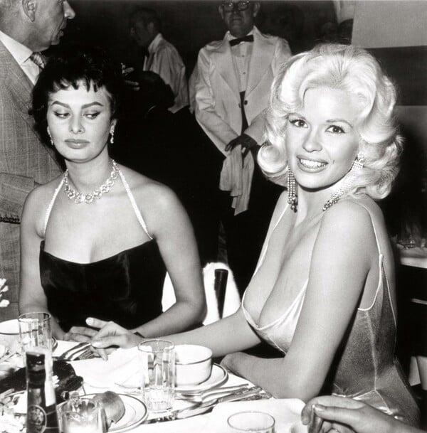 Jayne Mansfield - Sophia Loren: Το πρώτο δημόσιο nip slip στην ιστορία του Hollywood (1957)