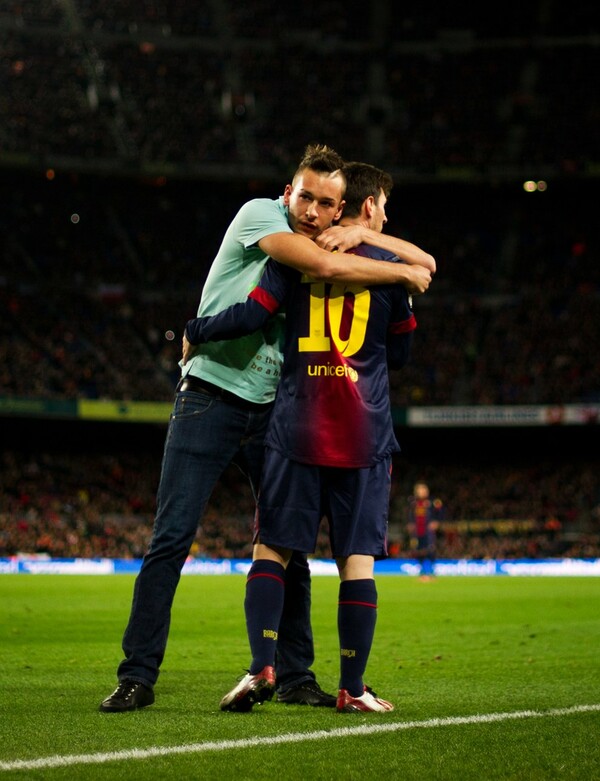 Εισέβαλε στο γήπεδο για να αγκαλιάσει τον Messi