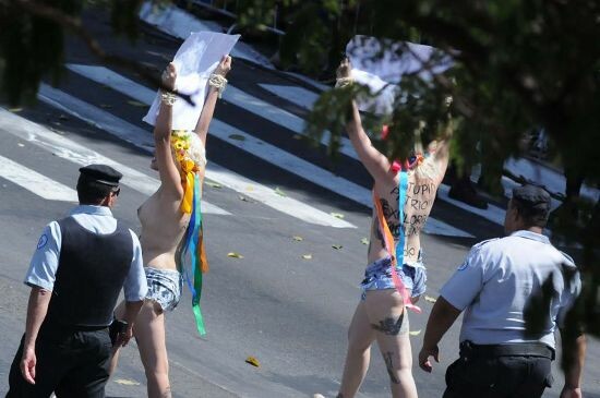 Οι γυμνές διαμαρτυρίες των FEMEN