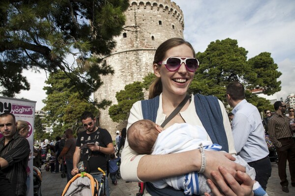 Όταν μητέρες θήλασαν τα μωρά τους δημοσίως στη Θεσσαλονίκη