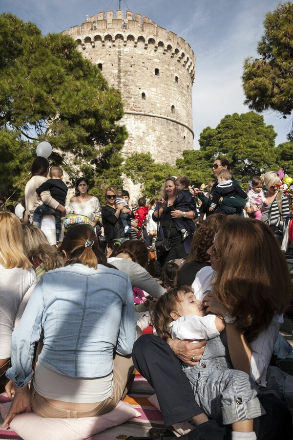 Όταν μητέρες θήλασαν τα μωρά τους δημοσίως στη Θεσσαλονίκη