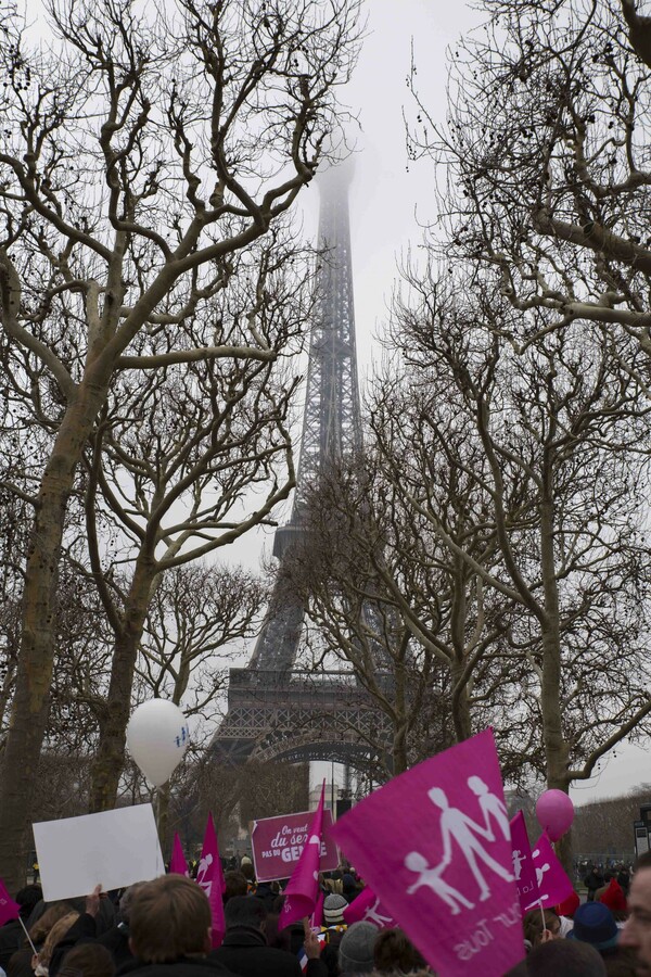 H σημερινή τεράστια συγκέντρωση εναντίον των γκέι γάμων στο Παρίσι
