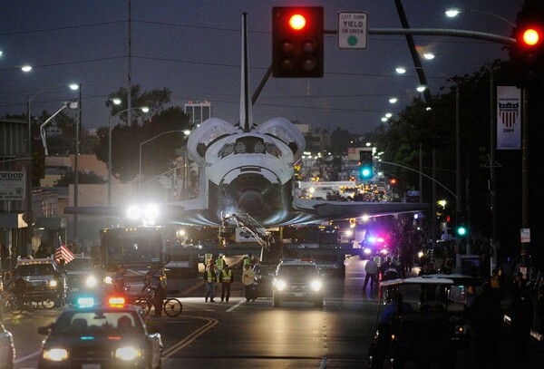 Ένα διαστημικό λεωφορείο στους δρόμους του Λος Άντζελες