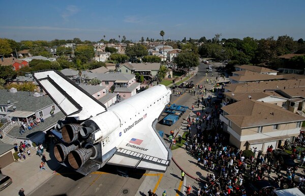 Ένα διαστημικό λεωφορείο στους δρόμους του Λος Άντζελες