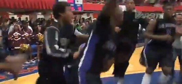 Ένα από τα πιό τρελά Buzzer-Beaters στην ιστορία του μπάσκετ 