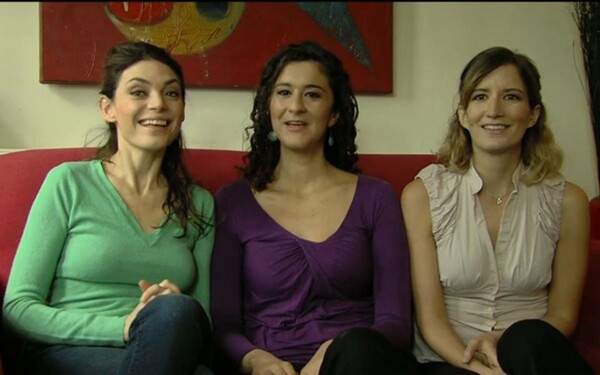 Τρία κορίτσια στο Piccadilly Circus για την ελληνική Φιλοξενία