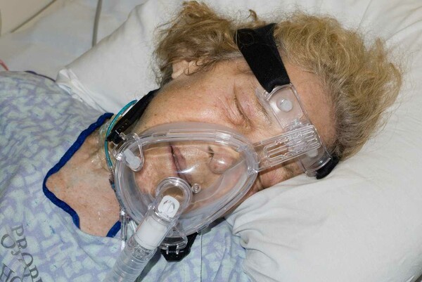 Oι συγκλονιστικές φωτογραφίες του Τέρι Ρίτσαρντσον, της μητέρας του που πεθαίνει σε νοσοκομείο της Νέας Υόρκης 