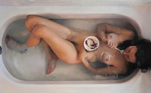 H Lee Price ζωγραφίζει τον εαυτό της ενώ τρώει junk food στο μπάνιο.