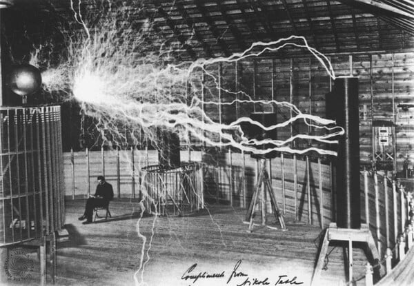 Αφιέρωμα στον Σέρβο εφευρέτη Nikola Tesla, τον "Προμηθέα του ηλεκτρισμού".