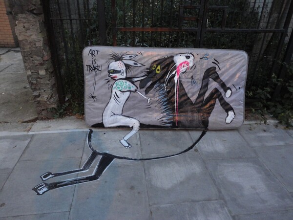 Σωροί από σκουπίδια στο Λονδίνο μεταμορφώνονται σε έργα τέχνης.