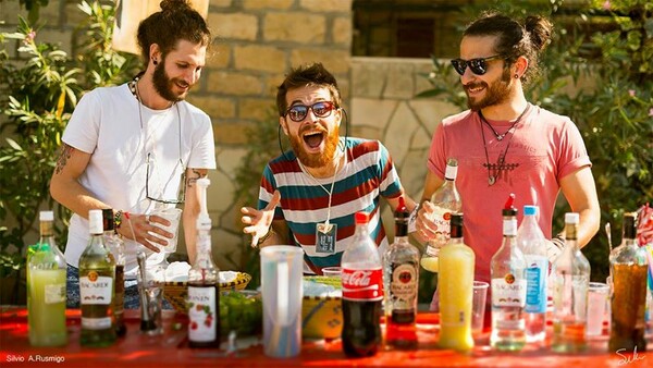 «Μας δίνεις δέκα λεπτά να στήσουμε το μπαρ;»