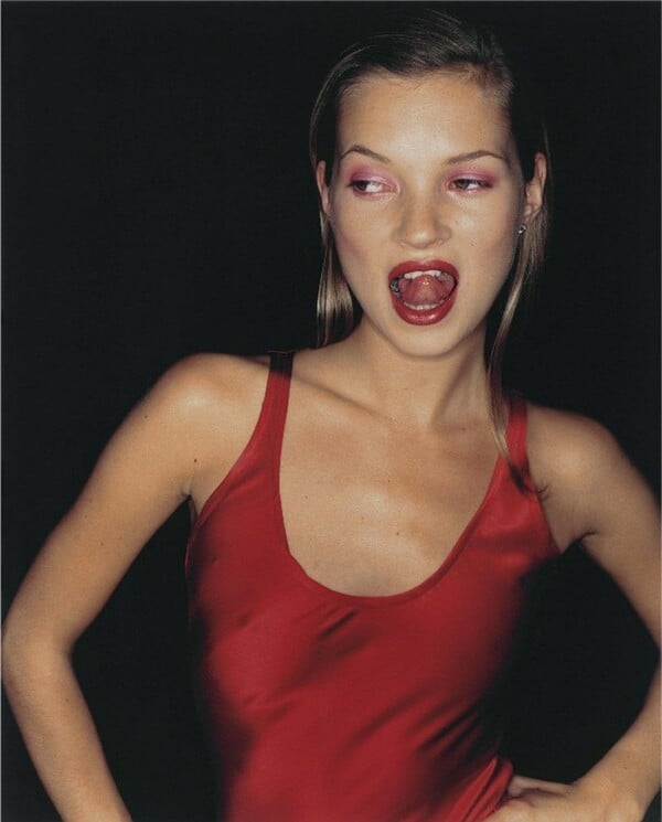 33 εκπληκτικές εικόνες της Kate Moss στο σφυρί