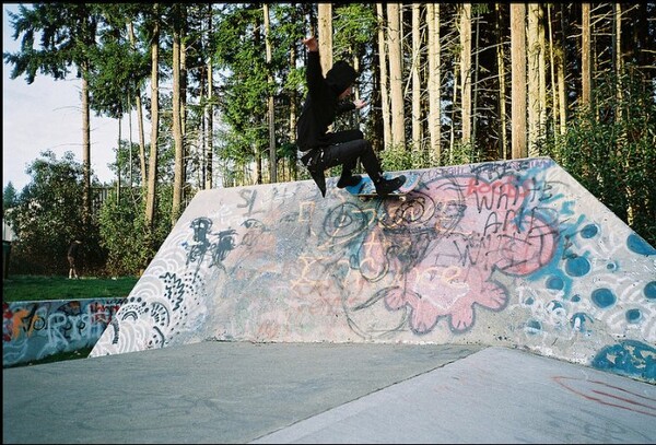 O Alexander Miranda φωτογραφίζει φίλους να κάνουν skate στην αυλή του και διάφορα άλλα τέλεια πράγματα.