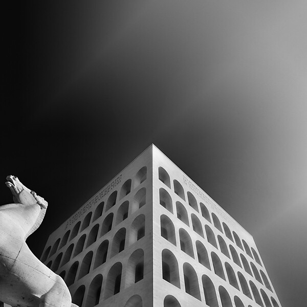 Ο Πυγμαλίων Καρατζάς φωτογραφίζει αρχιτεκτονικά επιτεύγματα. 