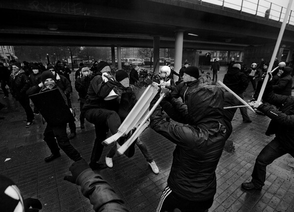 Μεγάλες Εικόνες από την επίθεση νεοναζί σε αντιφασιστική διαδήλωση της Σουηδίας