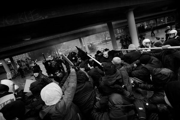 Μεγάλες Εικόνες από την επίθεση νεοναζί σε αντιφασιστική διαδήλωση της Σουηδίας