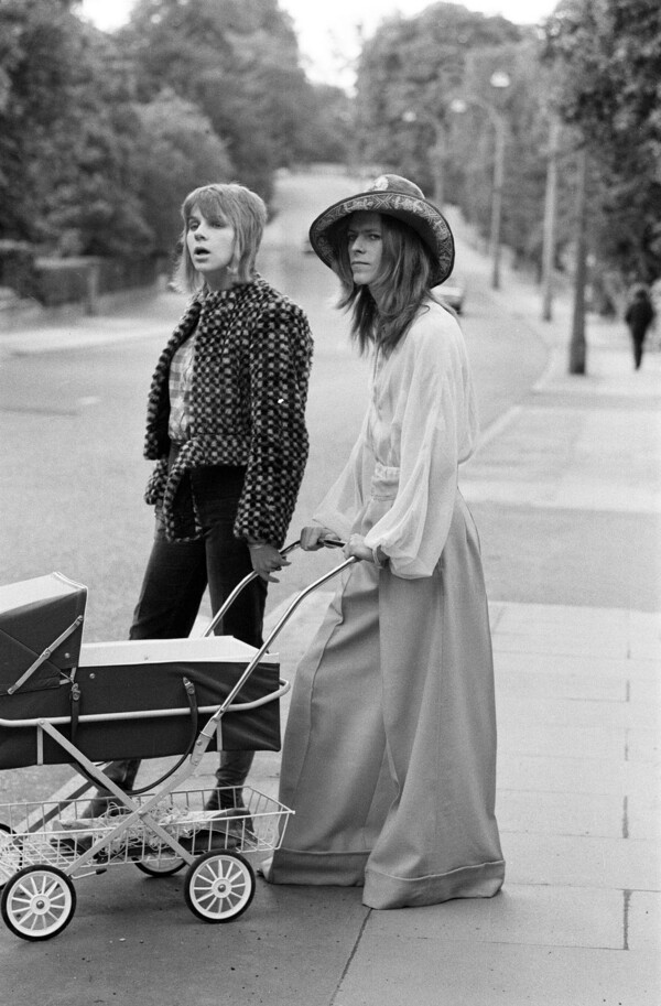 Ο κύριος και η κυρία Bowie βγάζουν βόλτα το μωρό
