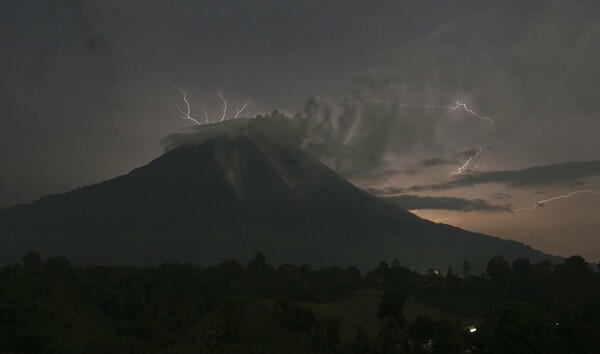 Το ξύπνημα του ηφαιστείου Sinabung 