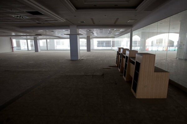 To γιγαντιαίο, άδειο South China Mall
