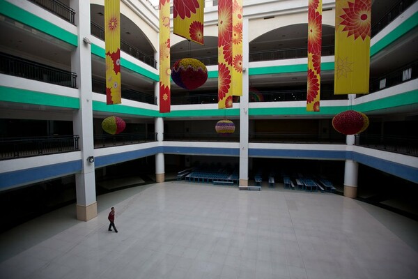 To γιγαντιαίο, άδειο South China Mall
