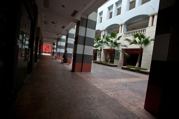 To γιγαντιαίο, άδειο South China Mall
