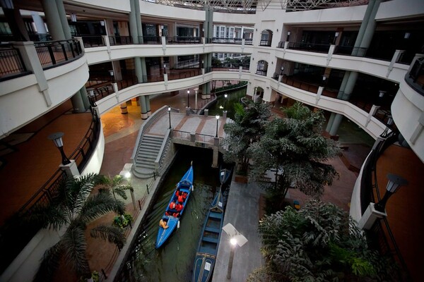 To γιγαντιαίο, άδειο South China Mall