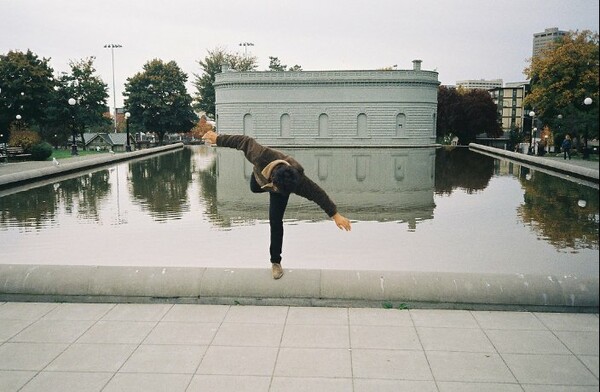 O Alexander Miranda φωτογραφίζει φίλους να κάνουν skate στην αυλή του και διάφορα άλλα τέλεια πράγματα.