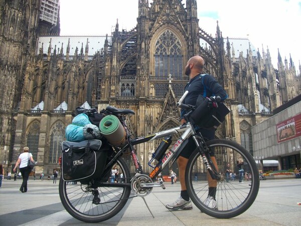 15 Χώρες σε 30 Μέρες με Eνα Ποδήλατο