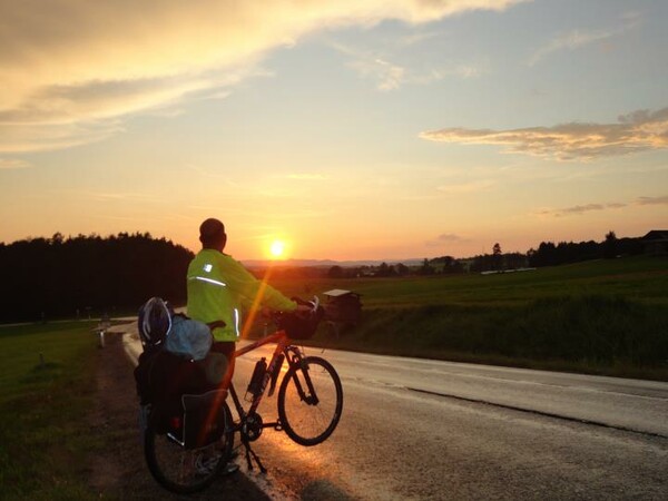 15 Χώρες σε 30 Μέρες με Eνα Ποδήλατο
