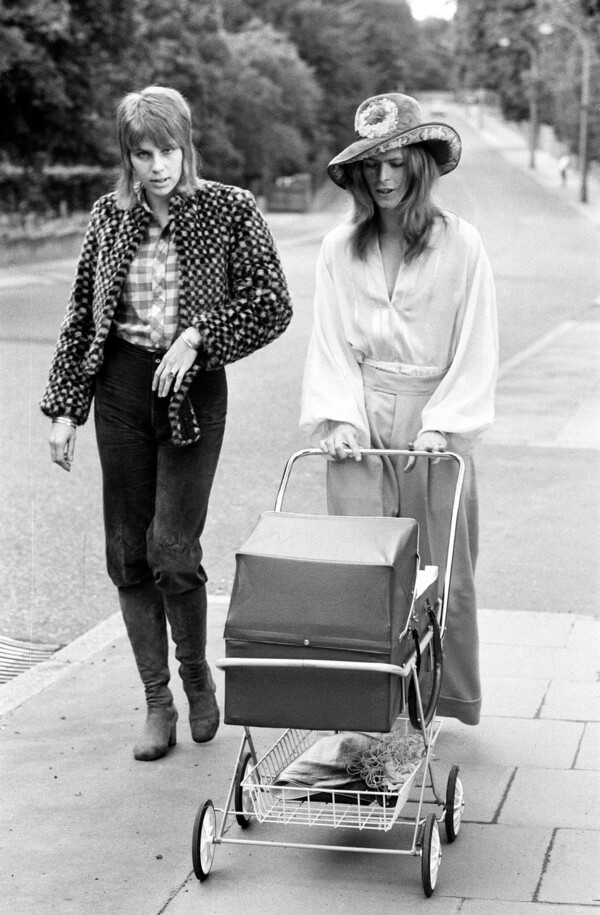 Ο κύριος και η κυρία Bowie βγάζουν βόλτα το μωρό